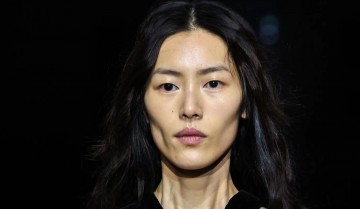 中国最红女模登欧美时装秀 瘦到脱相引争论 国际时尚VS造型失败？